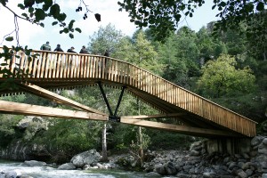 Passerelle piétons Restonica Corse architectures structures bois wood Jacques Anglade Adela Ciurea